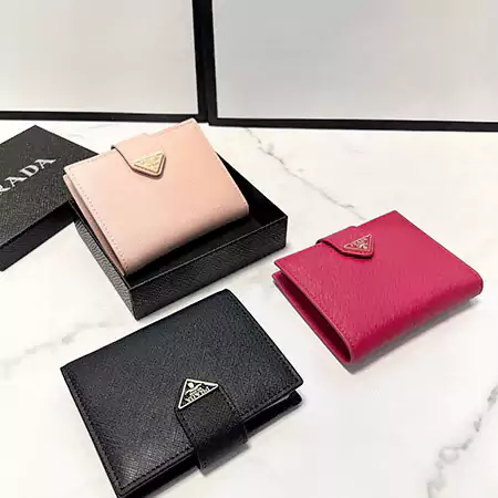 プラダ 二つ折り財布